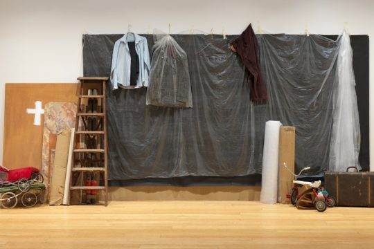 Βλάσης Κανιάρης, «Πιθανό Φόντο» (1974), εκτίθεται στην Tate Modern ως μέρος της δωρεάς Συλλογής Δ. Δασκαλόπουλου